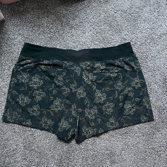 NWOT Plus Size Athleta Trekkie North Printed Stretch Shorts,  Olive, Size 26W - Picture 1 of 4